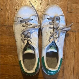 Very good condition adidas Stan smith in size 6 women.